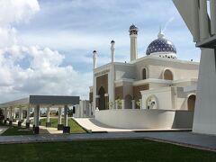 バンダルセリベガワン到着。
空港のお隣にはモスクがありました。