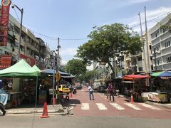 ２日目 正午
Jalan Alor（アロー通り）
屋台街だが昼は開いている店は少ない
