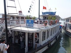 途中、お土産屋さんでトイレ休憩。
綺麗な刺繍や民芸品などがたくさんありましたが、どれも高い！
何も買わずに通過しました・・・。

そして、12時半過ぎにハロン湾に到着。
ここで船に乗り換えます。