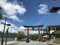 中禅寺湖に到着。

良いお天気です。
湖畔をちょっとドライブします。

中禅寺湖」は大きく、海外の大使館の別荘が昔からあったせいか、開放的な雰囲気。