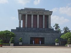 そして「ホーチミン廟」へ。
ここにはホーチミン主席の遺体がガラスケースに入れられて安置されているそうです。