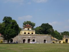 次は今日一番の目的地「タンロン遺跡（旧ハノイ城跡）」へ。
世界遺産です。

午後は13時半から開くので、少し待ってから入城。