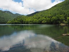 「湯の湖」

釣りがさかんな湖。
フライフィッシングをしている人が何人かいました。

この先は湯元温泉があります。
