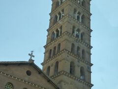 再びバスに乗って、観光です。
コロッセオに向かう車窓から、この教会。
