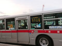 渋い車体に赤の帯がよく似合う。