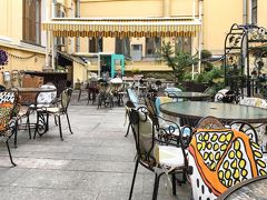 翌朝。昨日コンシェルジュに聞いた朝食のお店たちの中から、近くの「Teplo」というお店へ。