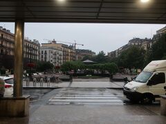 夜が明けてバスク鉄道（Ｅｕｓｋａ　Ｔｒｅｎ）でフランスへ
あいにくの冷たい雨　冬の訪れを予感させる
幸い、この後、巡礼中は雨には会わなかった
駅前の広場