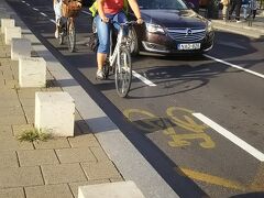 地下鉄で2駅乗って、おなじみのゲッレールト温泉前まで来ました。
自転車専用レーンがあるのね。