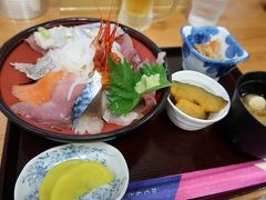 境港駅近くで早めの夕食。この海鮮丼（1,620円）はとても美味しかったです。