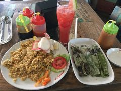 クラクラバスはバリ モール ガレリアに到着しました。
お昼はインドネシアのレストランチェーン店でエス テレールでナシゴレンオタオタと
スイカジュースのセットで30,000ルピア（約240円）と別注のオタオタ（インドネシア風かまぼこ）。
オタオタは食べ分だけ請求をされます。
です。
右側の笹の葉に包まれたのがオタオタです。