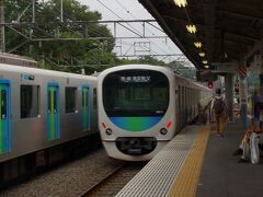 高麗駅で観光客がほとんど降りたため、ガラガラの状態で横瀬駅へ。

車両は通勤列車でしたが、山の中を走ります。

30分ほどで横瀬駅に到着。よく見ると、朝乗った（そして帰りに乗る）S-Trainが止まっていました。（なのですが、横瀬にはS-Trainは止まりません…）
