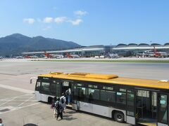 香港エクスプレスは空港ではほぼ沖止めのようです。
香港到着は定刻ですが、バスが来ないため、10分少々待たされました。
香港は良い天気です。