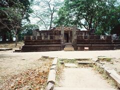 そして宮殿の北にあるのがヒンドゥー教寺院のシヴァ・デヴァラＮｏ１。仏教国でヒンドゥー教国のチョーラ王朝に都を追われたのに何故にヒンドゥー教の寺院が