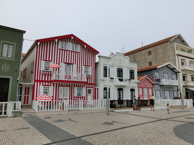 イタリアとかにもあるけど、漁師さんが海から自分の家が分かりやすいようにカラフルに塗ってるっていうパターンのようです。<br />ストライプの家が海沿いの通りにぽつぽつ並んでいて可愛い。