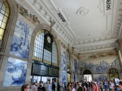 サン・ベント駅。

この二万枚のアズレージョの駅舎は圧巻だった！
写真にはもちろんおさめきれない。
20世紀初めに建てられたようだけど、地元の駅がこんなだったら誇らしいだろうなあ。