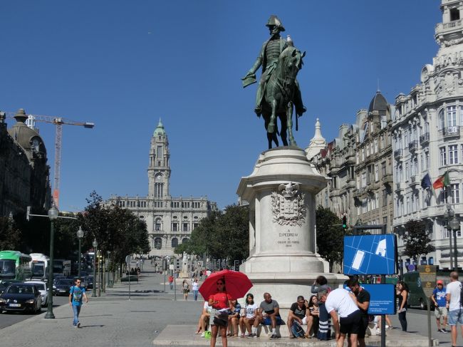 リベルターデ広場付近でバスを降りて、サン・ベント駅へ向かう。<br />ポルトはもっとゆっくり！少なくとも二日ぐらいかけてじっくり楽しみたかったんだけど、残念ながら三時間しかない…<br />これがツアーのつらいところだね。