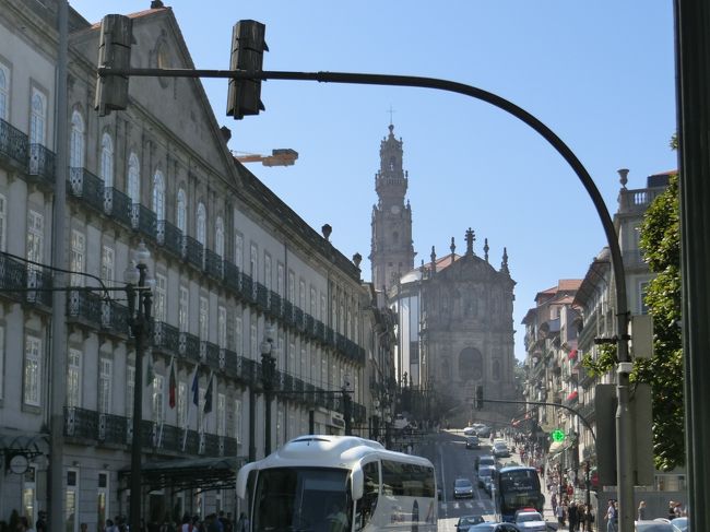 サン・ベント駅前の十字路からは四つの教会が見えるとガイドさんが言ってました。<br />写真はその一つ、（おそらく）クレリゴス教会と塔かな？<br />