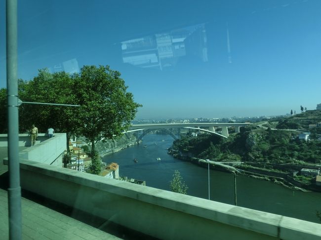 ドン・ルイス１世橋はエッフェル塔のエッフェルさんの弟子が作ったらしいんだけど、近くにエッフェルさんが作った橋もある。<br />写真撮ったつもりだったんだけど、これかな？？<br /><br />歩いて移動したかったんだけど、バスで橋を渡って対岸へ。