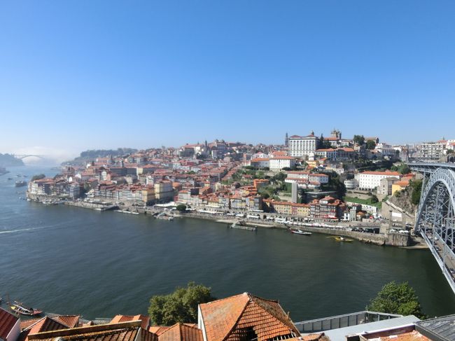 やべー！！<br />やべー！！！<br /><br />なんなんだ、このワクワクする景色は！<br />（伝わらない写真なのが悔しい）<br /><br />オレンジ屋根の坂道の町とドウロ川、そして鋼鉄の橋！<br /><br />物語が始まりそうな風景。<br />私はこれが見たくてポルトガルに来たんだと思った。<br /><br />