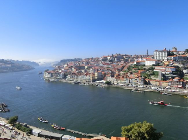 晴天なんだけど、川の向こうは霞がかっていて、それすらも物語の中の挿絵を見ているような、そんな気持ちになった。<br /><br />観光初日にして、<br />「この景色を見るために、私は必ずもう一度ポルトガルに来る！」<br />って決めた。
