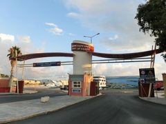 昨日の夕方にコルフ島に着いたばかりですが、コルフ島巡りは後回し。
コルフ島の対面にあるアルバニアへ日帰り旅行♪
写真はのコルフ港のゲート。