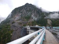 黒部湖に到着し、ダムの縁を黒部ダム駅方面に向かって歩きます。