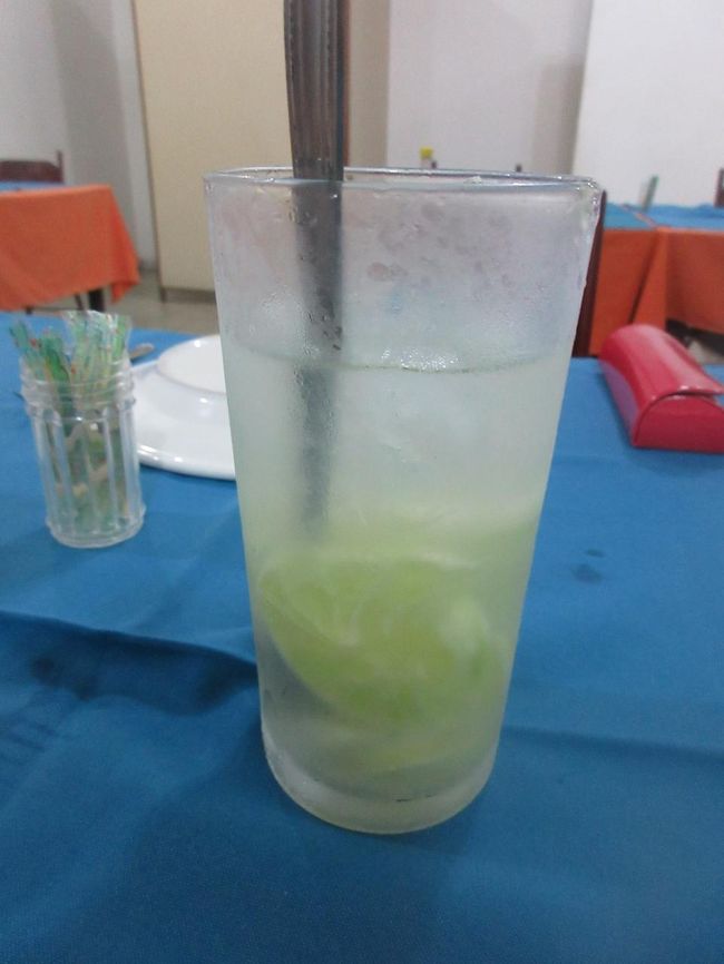 カイピリーニャ<br />　日本のと違って、レモンたっぷり、お酒並々と<br /><br />