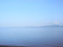 朝の宍道湖です
本日のトップランナーはアクアライナーと言う名称が付いています。
月曜日と言う事で学生や通勤客を乗せて一路西へ。途中松江や宍道の入れ替わりが激しかったです。