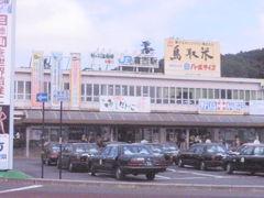 出雲市から再びアクアライナーに乗り米子で乗り継ぎ倉吉で下車

朝食は何を食べたか覚えていませんが(また抜いた可能性有り笑)、流石に空腹に耐えられずコンビニを探します。

しかし駅前にコンビニが見当たらず、駅前通りを10分近く歩いて発見。今はどうなっているんでしょうね。。

倉吉では鳥取方面への列車の乗り継ぎに余裕があります。
鳥取は名探偵コナンの作者の出身地らしくてポスターも貼っておりました。
また、中学時代の恩師が倉吉出身と言っていたので何かと縁がある街です。