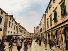 夏のシーズン真っ盛りだったので、旧市街のメインストリート プラツァ通りも世界各国からの大勢の観光客で賑わっていました