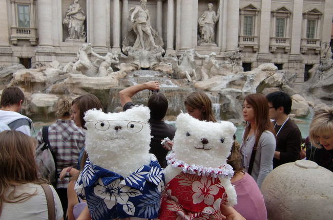 おなじみのトレビの泉の前でパチリ