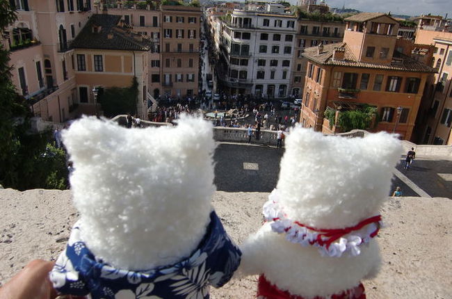 スペイン広場を頂上から眺めます<br /><br />*****<br />スペイン広場の階段、一番上まで登ったら、人もだいぶ少ないし、意外と景色がひらけてました。<br />