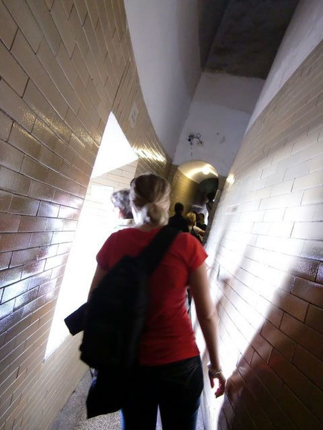 中から上って屋根のてっぺんを目指します<br /><br />*****<br />ひとつ前の写真に見えるドーム型の屋根の中を階段で登っていきました。