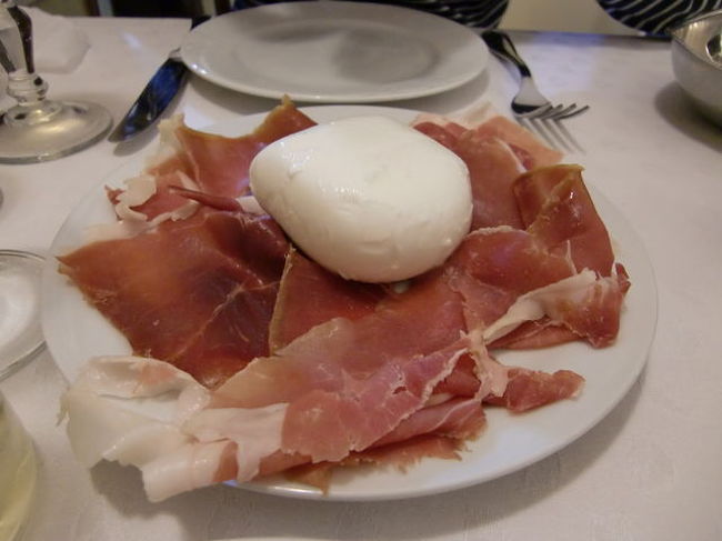 *****<br />夕飯は、町中のお店に適当に入りました。とにかく量が多かった！チーズデカすぎでしょ？！