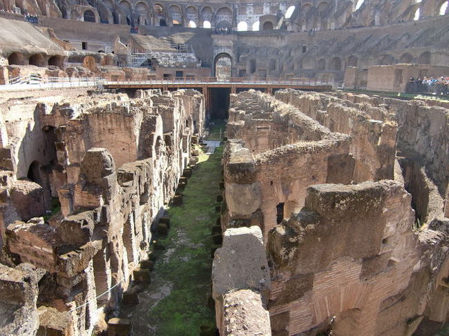 昨日は外観だけだったコロッセオ内に入りました<br />