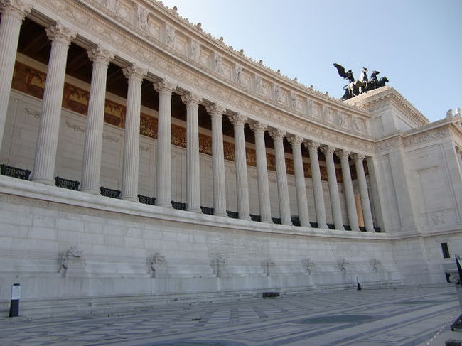 ヴィットリア エマヌエーレ2世記念堂。ローマで一番印象に残ってます。<br /><br />*****<br />とくにく建物が大きくて、遠くからも存在感があって立派でした。