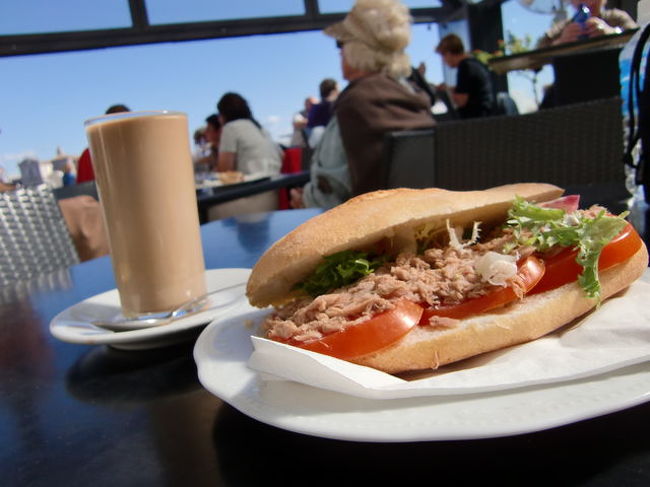 必死の思いで注文したパニーニとカフェオレ<br /><br />*****<br />ヴィットリア エマヌエーレ2世記念堂の上にある眺めの良いカフェにて。ここも、話せないイタリア語で果敢にビビりながら注文。そして美味しそうなパニーニと並々つがれたカフェオレにすごい喜びを感じたのを覚えてます。