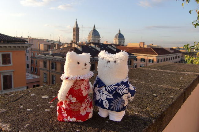 早朝のローマのホテルのベランダから。今回の案内人は2009.10.3に誕生したこの２匹です。<br /><br />*****<br />HOTEL　GENOVA<br />13：20成田発、19：00ローマ着　ホテルに着いたのは夜遅くでした。ホテルはテルミニ駅の近く。新婚旅行だったから部屋がアップグレードされていたのか(?)広いルーフバルコニー付いた部屋でした。ローマ初日の朝、バルコニーにて。<br />結婚式で友達にもらった手作りベアを連れて行きました。<br />