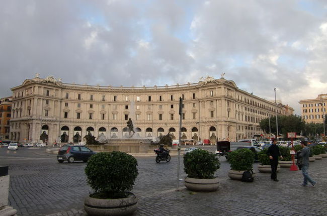 映画「アマルフィー」カーチェイスをしていた広場です。<br /><br />*****<br />この日は一日現地日本語ガイド付きのローマ市内観光でした。歩いて町中を巡りました。同行した日本人のガイドさんがとても熱心で丁寧で、話に聞き入ったことを覚えています。もっと歴史とか予習していけば良かったと後悔した思い出が。