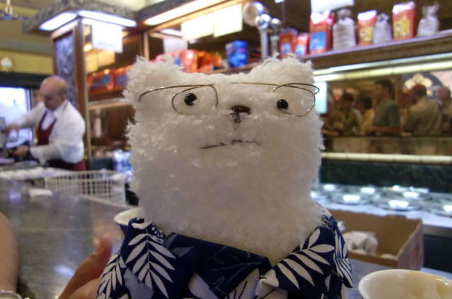 ここのカフェは有名らしいです。カウンターで頂くスタイル<br /><br />*****<br />右下に小さく映り込んでいるエスプレッソを頂きました。カウンタースタイルで、注文するの緊張した思い出（旅先での注文はなぜかほぼ私。男の人って意外と臆病だよねー（私感））