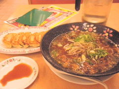 昼食は福知山駅の餃子の王将
餃子と牛スジラーメンにしました。
ビールが欲しい組み合わせです笑