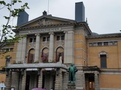 　街歩きをします。国立劇場
1899年に完成した劇場。イプセンの作品を主に上演するそうです。