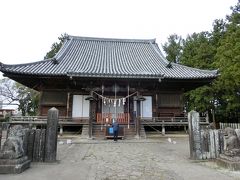さて、薬師堂にやってまいりました。
奈良時代における国分寺の講堂跡。
国の重要文化財に指定されております。
本尊の薬師如来は毎年二月十一日の七日堂修正会で御開帳されます。