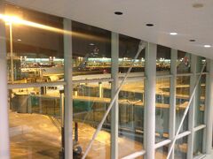 はーは―言いながら乗り込みます。
韓国滞在時間 約30分。ほぼ走っておりました (^^;

日本の空港のように係員の誘導とかはまったくなし。
