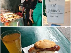 カイザー通りを抜けて、フランクフルト中央駅へ。何だかお店がいっぱい出てる。不定期か定期的なものかは分かりませんが、マルクト(マーケット)が開催されていました。
せっかくなので、ソーセージとApfelwein(アップルワイン)を。ビールはもちろんですが、ドイツの方は、リンゴが大好きだそうです。
座った時は一人だったけど、次々に人が来て、頼んでました(*゜Q゜*)