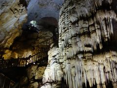 すぐに大きな石筍が見えてきました！
そして大空間が開けています！