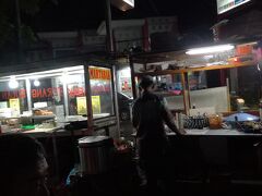 ラオタ前からタクシーでスーパーアユナディの駐車場
まで帰ってきました。
駐車場に出ている屋台群です。