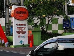 ハリスホテルトゥバン
夜中に到着したので朝の様子。
空港のミーティングポイントでオレンジ色のシャツを着て出迎えてくれます。
とってもわかりやすいです。
20：50着のSQですがホテル到着は22：00