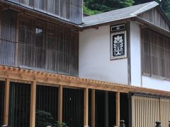 銀山温泉にて宿泊。印象的な外観。隈研吾さんデザインの旅館です。