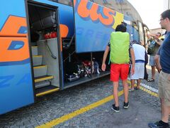 山を越え、高速道路を走り予定通り遅れることなく1時間半でスロヴェニア・リュブリャナに到着
このバスはクロアチア・ザグレブ行き、到着予定は21時だって！